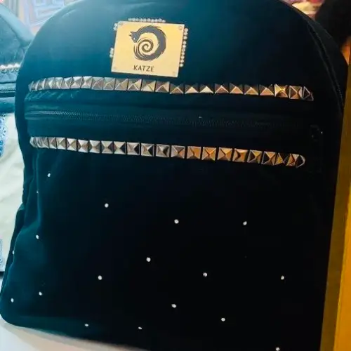 Mochila de Felpa Negra – Diseño Propio KATZE – Edición Exclusiva - Imagen 2