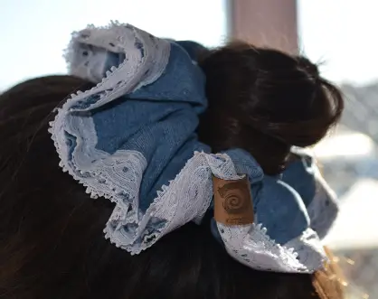 Scrunchie Mezclilla Blonda – Talla M/L - Imagen 4