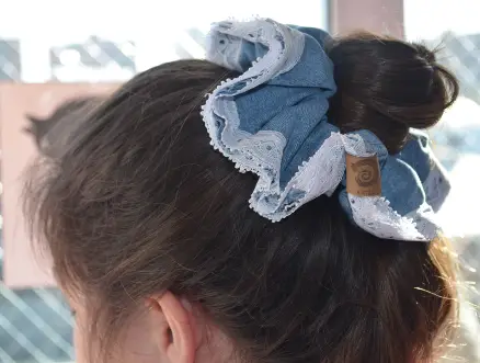Scrunchie Mezclilla Blonda – Talla M/L - Imagen 3