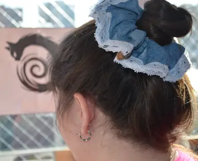 Scrunchie Mezclilla Blonda – Talla M/L - Imagen 2