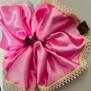 Scrunchie Satín Rosado Macramé – Talla XL