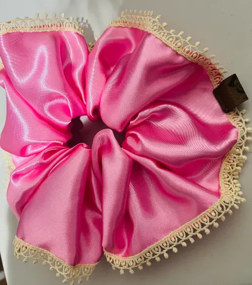 Scrunchie Satín Rosado Macramé – Talla XL