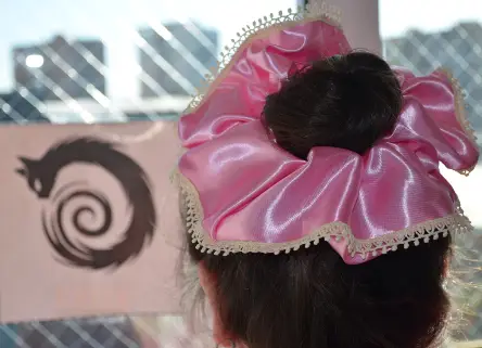 Scrunchie Satín Rosado Macramé – Talla XL - Imagen 2