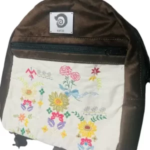 Mochila de Felpa Café Bordada – Diseño Propio KATZE – Edición Exclusiva