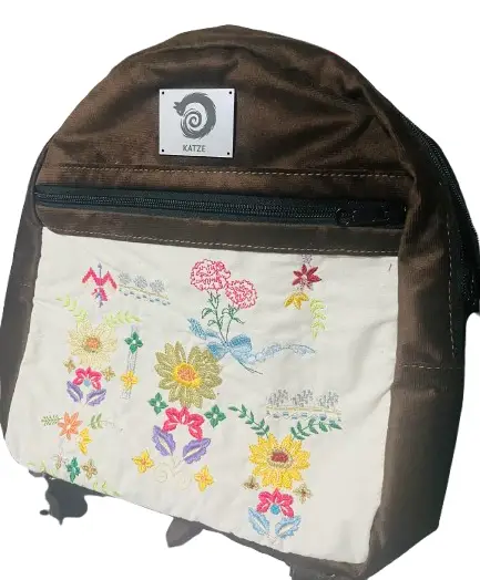 Mochila de Felpa Café Bordada – Diseño Propio KATZE – Edición Exclusiva