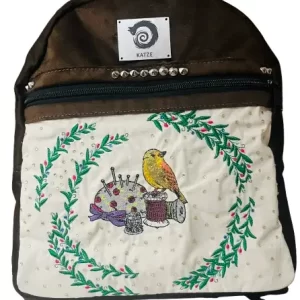 Mochila de Felpa Café Bordada Pájaro – Diseño Propio KATZE – Edición Exclusiva