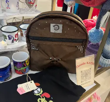 Mochila de Felpa Café – Diseño Propio KATZE – Edición Exclusiva - Imagen 2