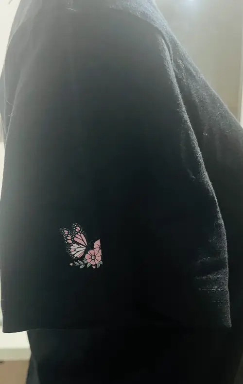 Polera Negra Manga Corta Mujer Mariposa – Talla S – Algodón Suave - Imagen 2