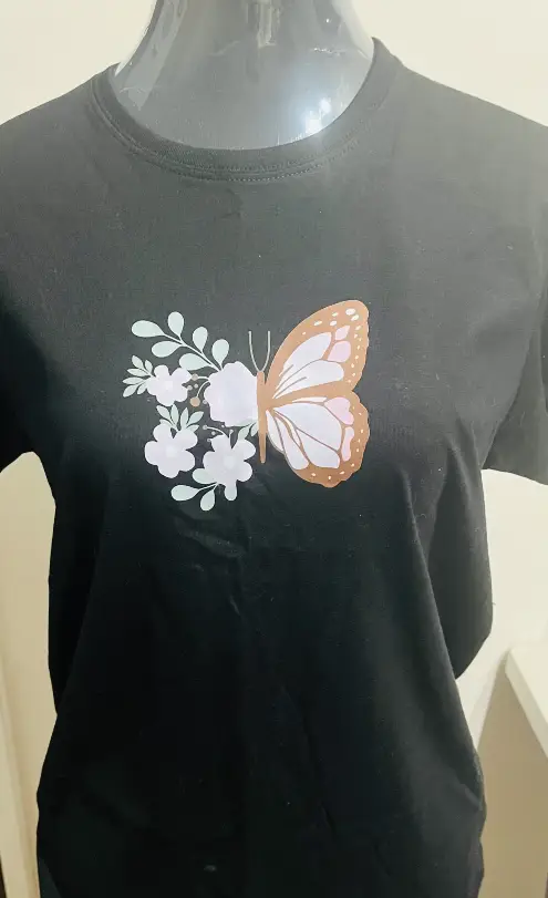Polera Negra Manga Corta Mujer Mariposa – Talla S – Algodón Suave