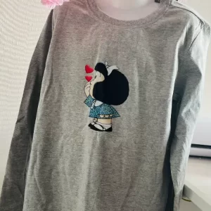Polera Gris Manga Larga Niña Mafalda – Talla 8 – Algodón Suave