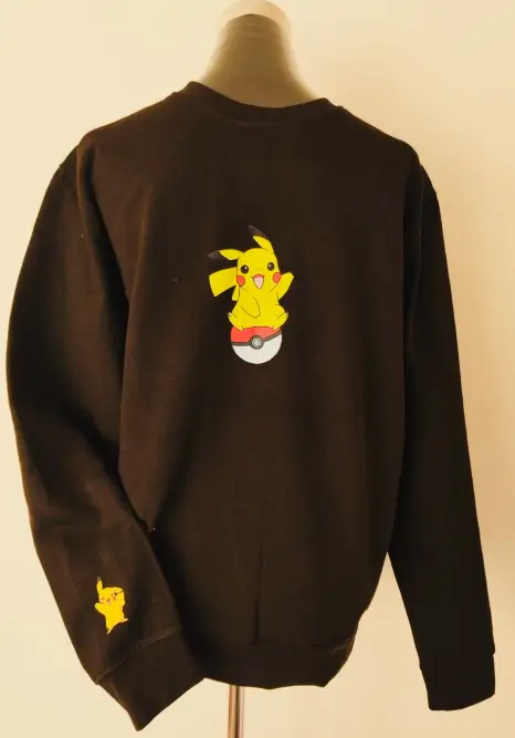 Polerón Clásico Negro Pokémon – Detalle en Manga – Talla M – Algodón Premium