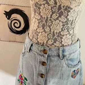 Falda Botones Mezclilla– Diseño Flores Estampada Bordada – Talla L- Colección Primavera Verano