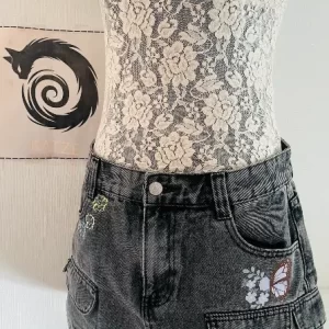 Falda Mezclilla Negra– Diseño Mariposa Estampada Bordada – Talla L- Colección Primavera Verano
