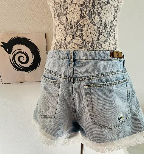 Short Mezclilla– Diseño Flores Estampada Bordada – Talla L- Colección Primavera Verano - Imagen 2