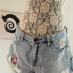 Short Mezclilla– Diseño Flores Estampada Bordada – Talla L- Colección Primavera Verano
