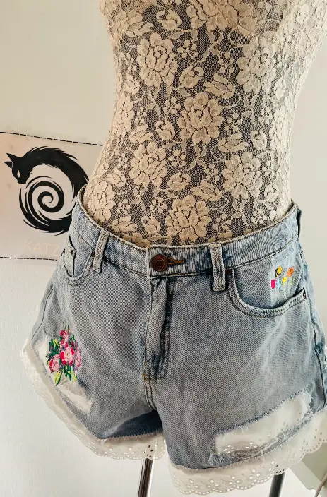 Short Mezclilla– Diseño Flores Estampada Bordada – Talla L- Colección Primavera Verano