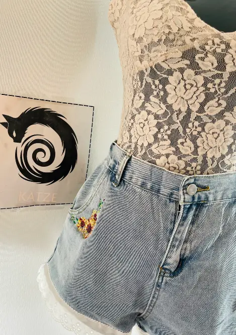 Short Mezclilla– Diseño Girasol Estampada Bordada – Talla L- Colección Primavera Verano - Imagen 4