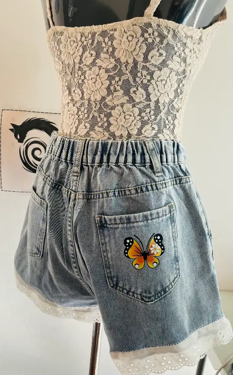 Short Mezclilla– Diseño Girasol Estampada Bordada – Talla L- Colección Primavera Verano - Imagen 3