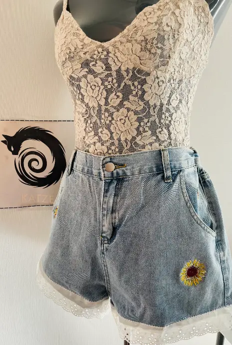 Short Mezclilla– Diseño Girasol Estampada Bordada – Talla L- Colección Primavera Verano - Imagen 2
