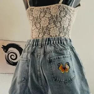 Short Mezclilla– Diseño Girasol Estampada Bordada – Talla L- Colección Primavera Verano