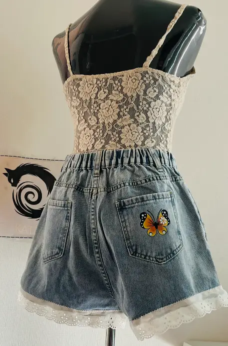 Short Mezclilla– Diseño Girasol Estampada Bordada – Talla L- Colección Primavera Verano
